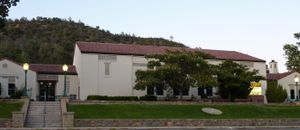 1914년에 지어진 역사적인 스페인 식민지 부흥 양식의 마리포사 카운티 고등학교.