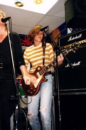 1994년 마샬 앰프를 연주하는 Magnapop 기타리스트 루시 모리스