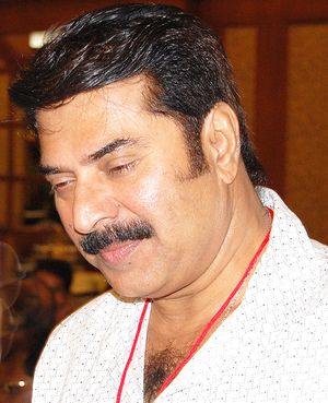 Mammootty가 아래를 내려다보는 근접 촬영