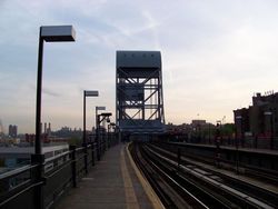 역에서 브로드웨이교 방향을 바라본 모습