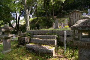 다이묘 묘지에 있는 마쓰다이라 이에노리의 묘(기후현 에나시 이와무라 정)