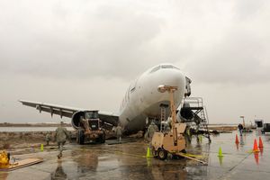 2010년 사고 후 이틀 뒤 바그람 비행장에 착륙한 에어버스 A300