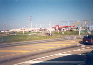 1995년에 개장한 오하이오주 랭커스터의 미국 33번 국도에 위치한 마이어 매장. 이 매장은 이후 대대적인 리모델링을 거쳤다.