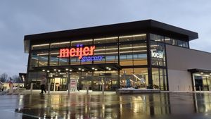 2023년 미시간주 레이크오리온에 있는 Meijer Grocery