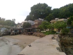 2011년 방파제에서 바라본 비어있는 마완 메인 스트리트 빌리지(일명 마완 타운).