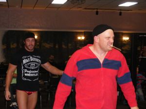 2011년 10월 베넷(왼쪽)과 그의 매니저이자 트레이너인 "브루탈" 밥 에반스