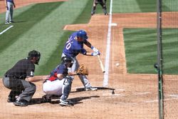 2012년 스프링 트레이닝에서 타격하는 올트