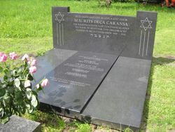 카란사의 묘비, 홀로코스트에서 살해된 가족을 기리기 위해 그가 세운 기념비