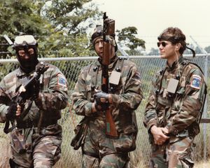 시뮬레이저 맨-원 시스템을 사용한 훈련을 준비하는 경찰 SWAT 팀