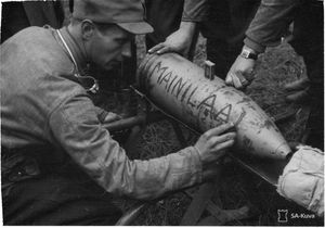 1941년 마이닐라 포격 사건 이전인 1941년 8월 31일, 핀란드 제18사단 병사들이 포탄에 '주소'를 적고 있다.