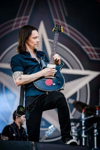 2017년 Alter Bridge에서 기타를 연주하는 케네디