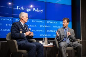 오핸론(오른쪽)이 폴 J. 셀바 미군 합참차장과 대화하고 있다.