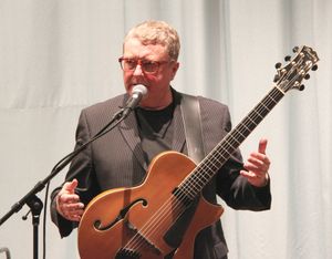 2014년 호주 호바트에서 마틴 테일러, 그의 시그니처 모델인 피어리스 기타와 함께