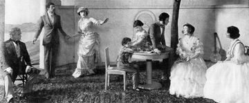 브로드웨이 프로덕션 피터 입베슨(1917)에서 어린 에반스(중앙 테이블에 앉은 소녀)