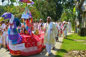마줄리에서 열리는 팔구 라트 야트라 축제 장면