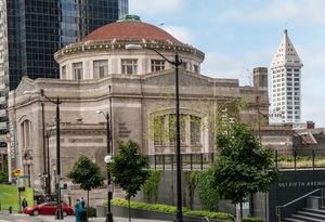 드리스콜의 사임 전에 폐쇄된 최초의 장소 중 하나인 마스 힐 교회의 시애틀 시내 캠퍼스. 이 건물은 역사적인 대니얼스 리사이틀 홀로, 이전의 감리교 교회였다.