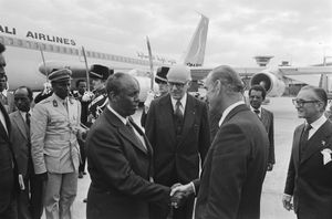 아이디드 준장(왼쪽)과 바레 대통령이 1978년 네덜란드에서 크리스 판 데르 클라우 네덜란드 외무장관을 만나는 모습