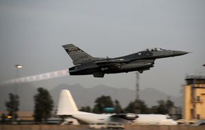 제너럴 다이내믹스 F-16 파이팅 팔콘이 애프터버너를 켜고 이륙할 때 발생하는 충격 다이아몬드
