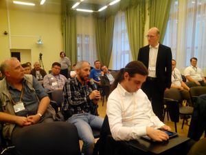  2014년 9월 14일 모스크바에서 열린 위키컨퍼런스에서 마이크를 들고 있는 번스타인.