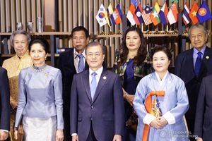 마하티르가 2019년 11월 26일 동남아시아 국가 연합 (ASEAN) 및 대한민국 대통령 문재인과 다른 지도자들과 합류