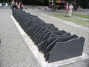 베를린 의회 건물의 추모비. 각각의 96개 판은 나치가 살해한 96명의 독일 국회의원을 상징한다.