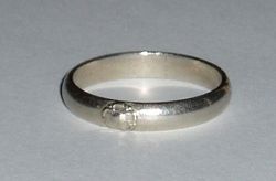 철반지는 핀란드가 겨울 전쟁, 특히 모스크바 평화 이후 방공의 필요성을 위해 군사 장비를 구매하기 위해 금반지를 기증한 대가로 핀란드인이 받은 반지이다. 약 315,000명의 핀란드인이 금반지를 "철반지"로 교환했다.