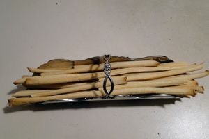 식탁에 제공하기에 적합한 케이스에 담긴 그리시니