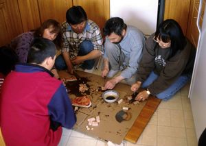 1997년 젊은 사냥꾼의 포획을 기념하며 묵툭을 먹는 독일 사진 작가 Ansgar Walk의 탐험대, 캐나다 북극