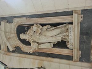 포르투갈 마프라 궁전 정문에 있는 마타의 성 요한 조각상