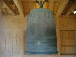 공옥에 있는 만국진량의 종의 복제품. 만국진량의 종은 원래 정전에 있었다고 하나, 정확한 설치 장소를 알 수 없어 임시로 공옥에 설치되어 있다. 실물은 오키나와현립박물관·미술관 소장