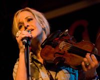 2010년 3월 18일 안톤스에서 코트 야드 하운즈와 공연하는 마티 매과이어