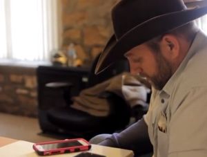 애먼 번디가 1월 21일 말레르 국립야생보호구역에서 FBI 협상가와 스피커폰으로 대화하고 있다.