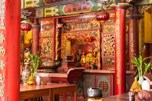 사바주 투아란의 중국 민간신앙 사원인 링 산 사원 내부.