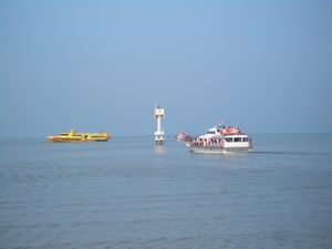 말라카 해협과 수마트라간의 페리를 나르는 셔틀 보트가 말라카 근처 해안에 정박해 있다.