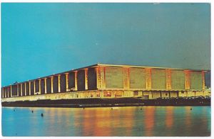 1960년에 완공된 최초의 맥코믹 플레이스는 1967년 화재로 파괴되기 전인 1966년 미시간 호에서 바라본 모습이다.