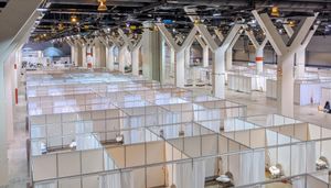 맥코믹 플레이스의 일부는 COVID-19 대유행 속에 임시 병원으로 변모했다