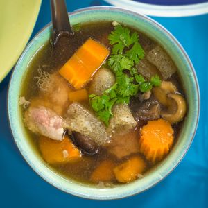 Tom yuea phai는 망태말뚝버섯으로 만든 태국 수프이다.