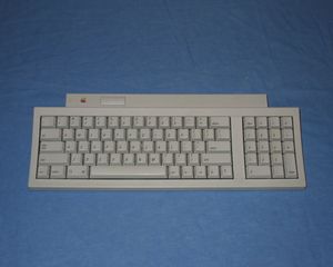 애플 키보드 II는 매킨토시 클래식의 표준 키보드이다.