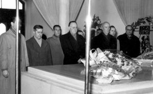 무하마드 아민 라술자데와 그의 친구들이 아타튀르크 묘 앞에서