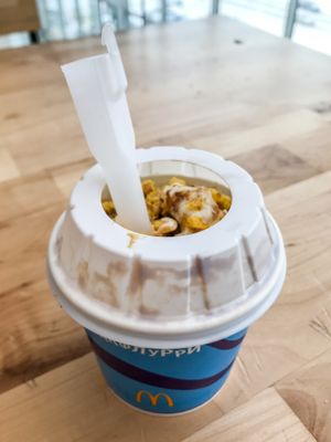 뚜껑이 있는 티라미수 맥플러리