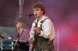 프리마베라 사운드에서 공연하는 맥 드마르코(2015년)