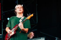 라이브 공연 중인 맥 드마르코(2015년)