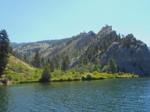 2013년의 맨 협곡, 미주리 강에서 남동쪽을 바라본 모습. 화재는 오른쪽 능선의 가까운 끝에서 협곡으로 내려와 "폭발"하여 왼쪽 능선에서 도망치는 스모크점퍼(연방 산림청 산불 진화대) 대원을 따라잡았다.