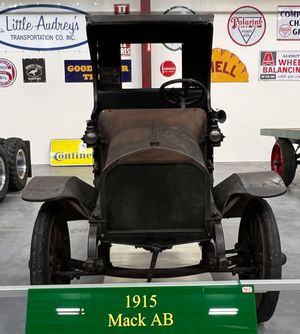 아이오와 80 트럭 박물관에 전시된 1915년형 맥 AB 트럭