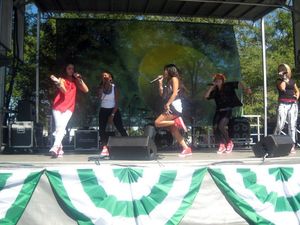 2010년 다른 School Gyrls 멤버들과 함께 공연하는 레인