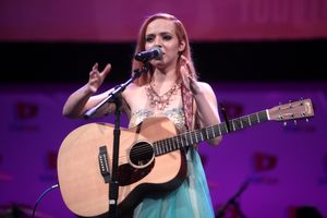 2015년 공연하는 매딜린 베일리