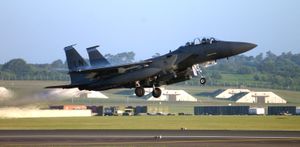 RAF Lakenheath 공군기지에서 제48 전투 비행단 휘하 492 비행 대대의 F-15E가 이륙하는 모습