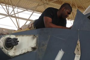 F-15E 정비 중 M61 벌컨 개틀링 건의 덮개가 제거된 모습