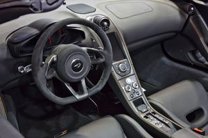 맥라렌 675LT 실내