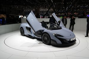 2016년 제네바 모터쇼에 전시된 675LT 스파이더.